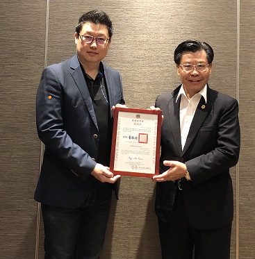 代表梁國新轉頒僑委會感謝狀予新加坡台北工商協會楊會長正祺。(109/12/29)
