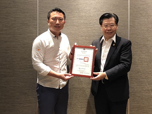 梁代表轉頒僑委會感謝狀予花拉網球俱樂部楊會長舜軻。(109/12/29)