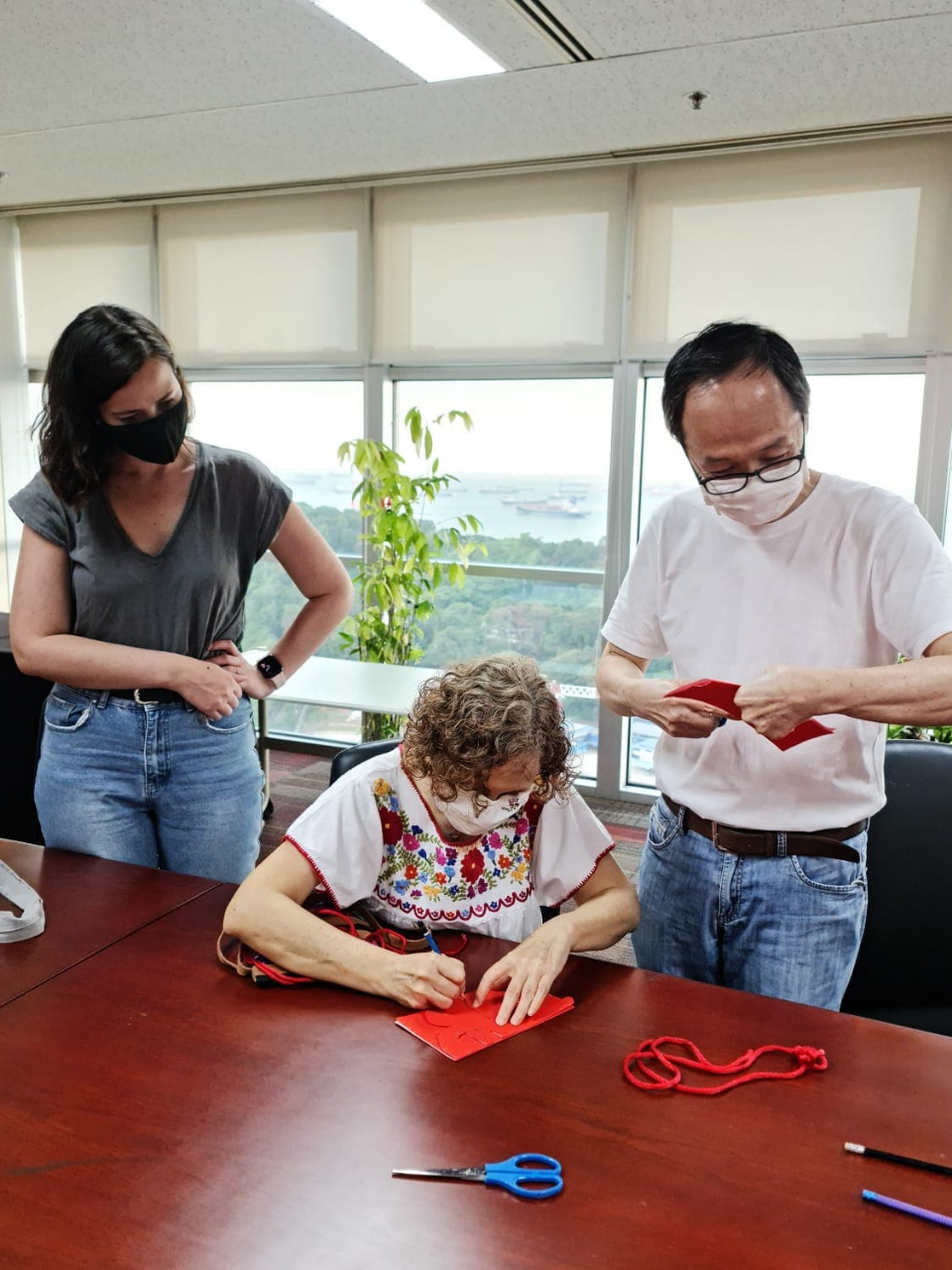 趁農曆新年前夕，來自墨西哥、西班牙、法國及新加坡的外國友人相邀前來看照片、聽故事、也一同加入剪春字、學習打中國結的年節趣味。(110/02/10)
