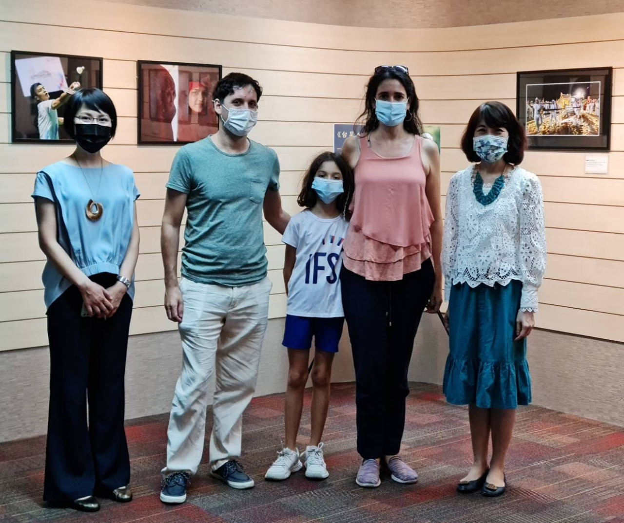 趁農曆新年前夕，來自墨西哥、西班牙、法國及新加坡的外國友人相邀前來看照片、聽故事、也一同加入剪春字、學習打中國結的年節趣味。(110/02/05)
