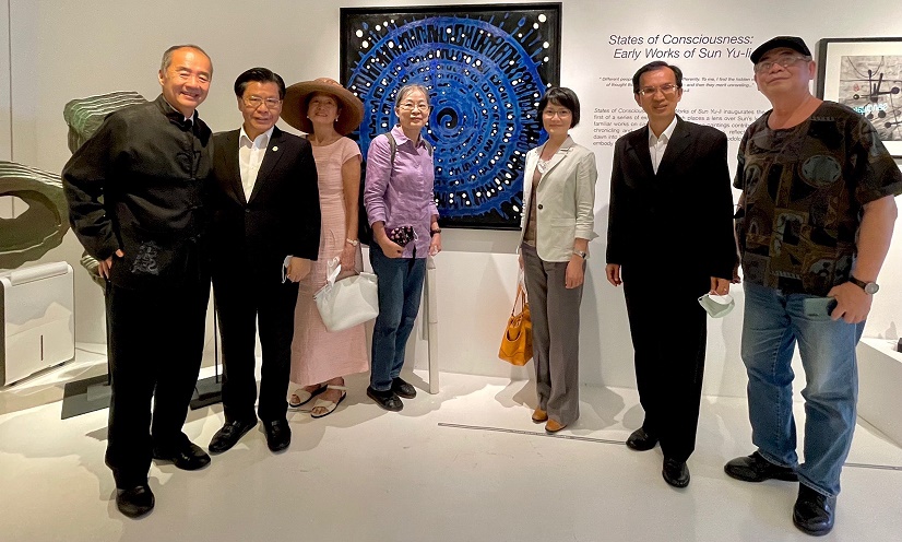 梁大使國新及同仁參觀臺灣旅星藝術家孫宇立《意識狀態-早期作品展》。