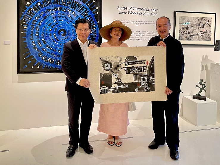 梁大使國新及同仁參觀臺灣旅星藝術家孫宇立《意識狀態-早期作品展》。