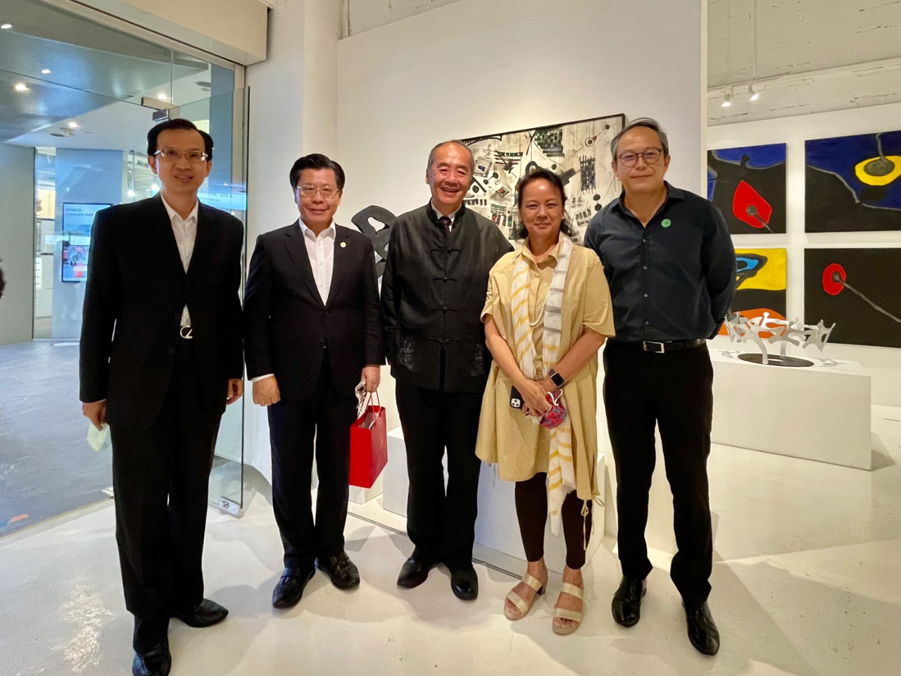 梁大使國新及同仁參觀臺灣旅星藝術家孫宇立《意識狀態-早期作品展》。