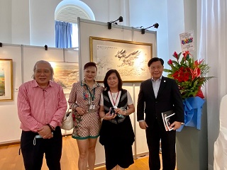 左起：新加坡美術總會梁會長振康、正華獅子會鄭會長倩薇、梁會長夫人、梁大使國新