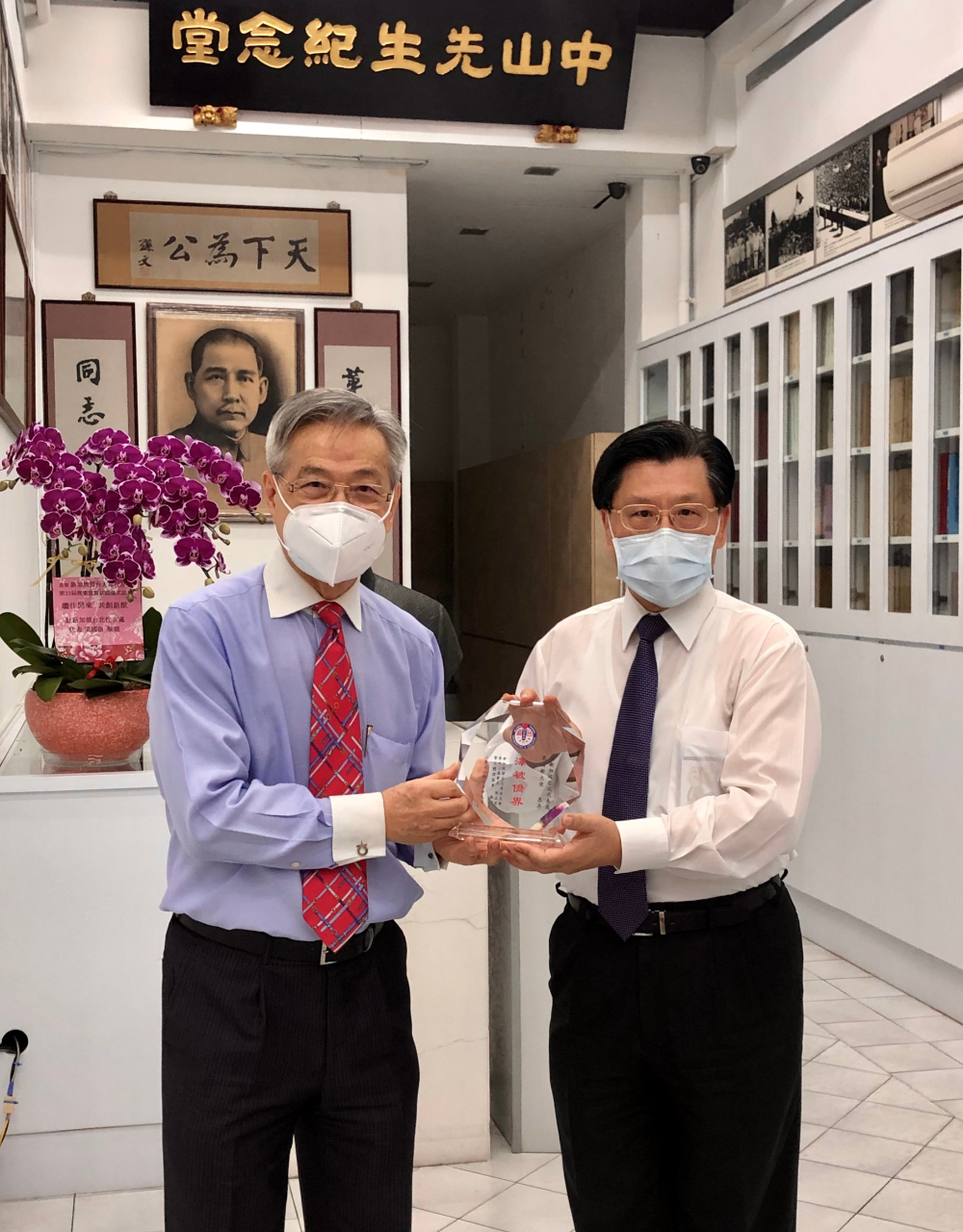 陳正吉會長(左)代表新加坡留台大專校友會致贈梁代表紀念品。(110/06/29)