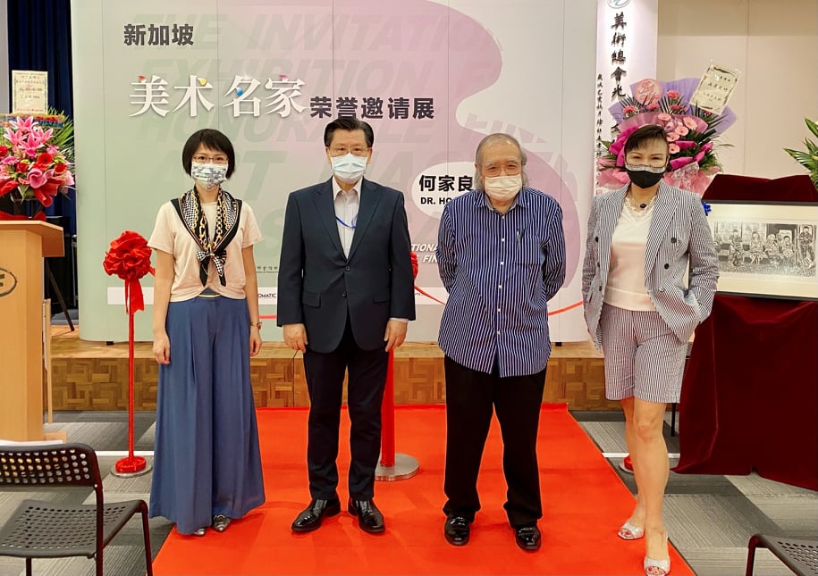 左起：蔡秘書靜怡、梁代表國新、梁會長振康及正華獅子會鄭會長倩薇 (110/08/28)