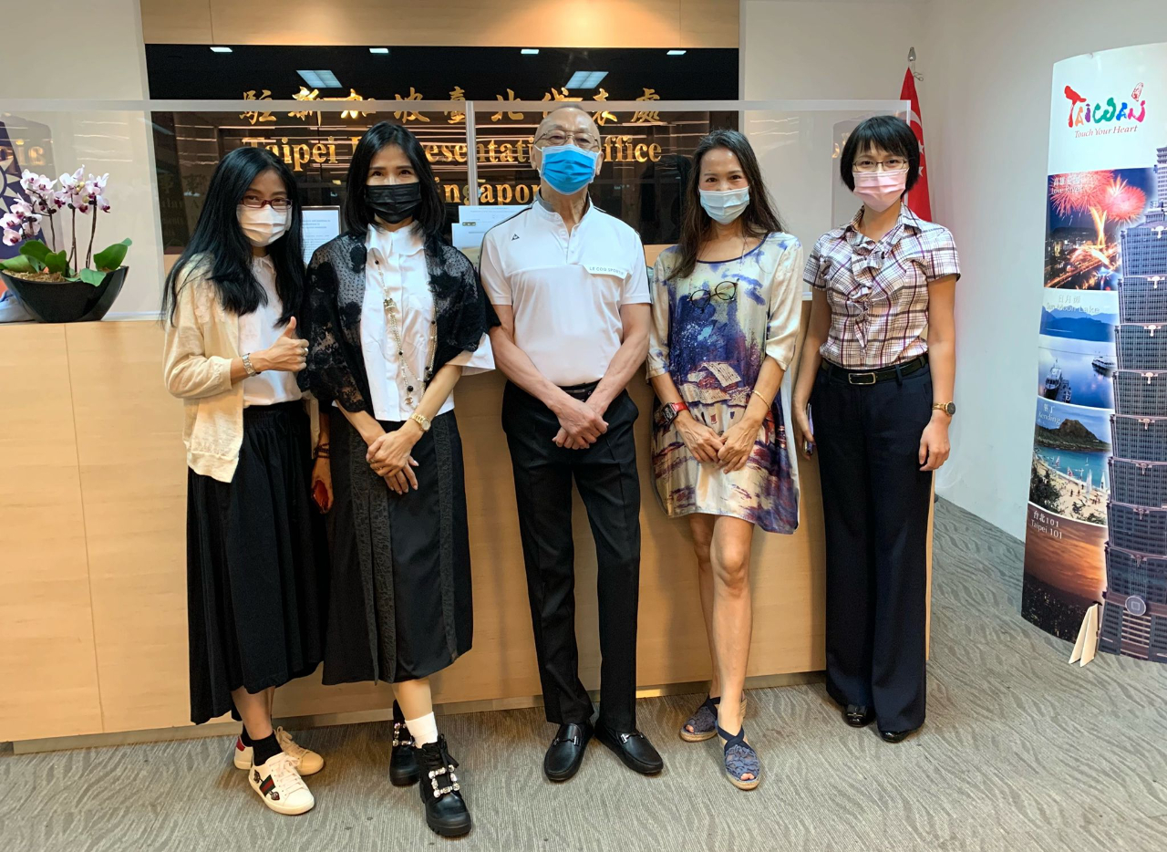 旅星台灣畫家陳玉庭夫婦(右二、三)參觀世界兒童畫展