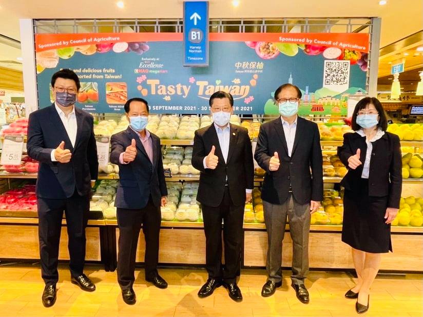 駐新加坡台北代表處梁國新代表(中間第三位)應邀出席Hao Mart超市舉辦「美味臺灣 Tasty Taiwan」農產品促銷活動，與僑界及台貿中心主任合影。(110/09/19)
