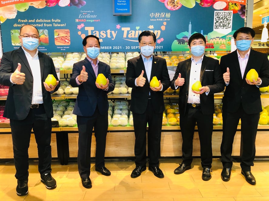 駐新加坡台北代表處梁國新代表(中間第三位)應邀出席Hao Mart超市舉辦「美味臺灣 Tasty Taiwan」農產品促銷活動，與廠家代表合影。(110/09/19)