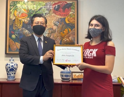 駐新加坡台北代表處梁國新代表頒發本年度亞洲女孩獎予得主Zebo Furqatzoda