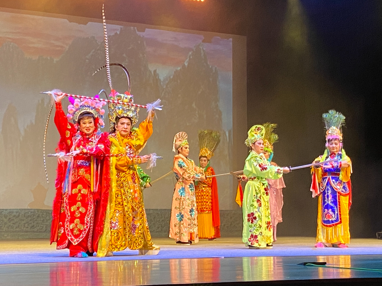 梁大使國新應邀出席秀玉歌仔戲線上大戲「薛丁山與樊梨花」錄影 (110/11/16)