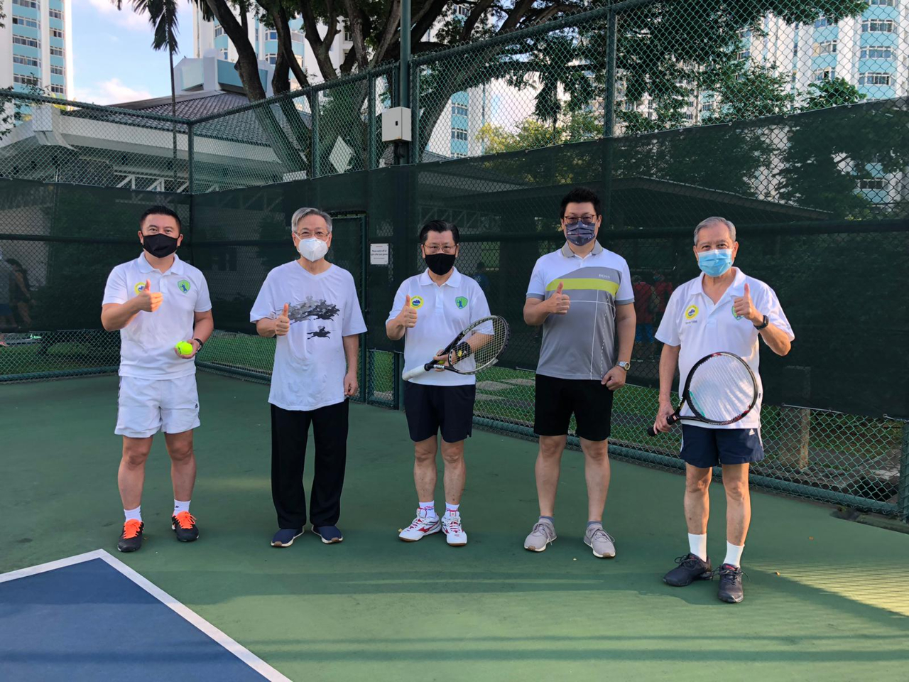 梁代表為國慶盃網球賽開球，左起花拉網球俱樂部會長楊舜軻、僑務諮詢委員陳正吉、梁代表、國慶籌備委員會主任委員楊正祺、花拉網球俱樂部前會長石丙根。