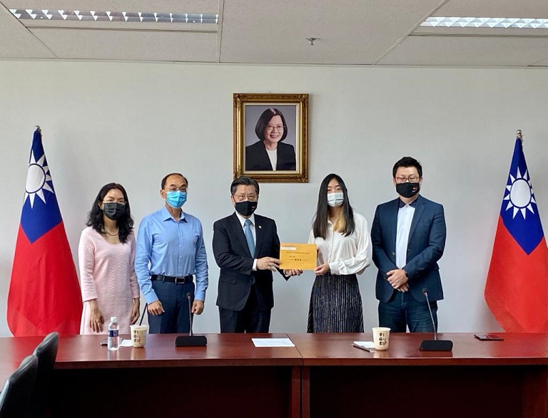 梁代表頒贈獎勵金予高中組受獎者簡詩芸同學(左一為家長簡文龍夫婦，右一為楊會長正祺)。