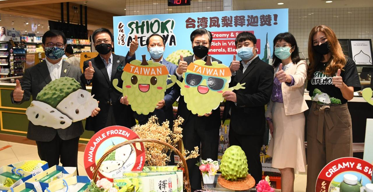 駐新加坡台北代表處梁國新代表(右邊第4)應邀出席Hao Mart超市舉辦「台灣鳳梨釋迦 Shiok Atemoya」農產品促銷活動，與僑務委員、僑界代表、台貿中心及廠家代表等人合影。(111/04/18)