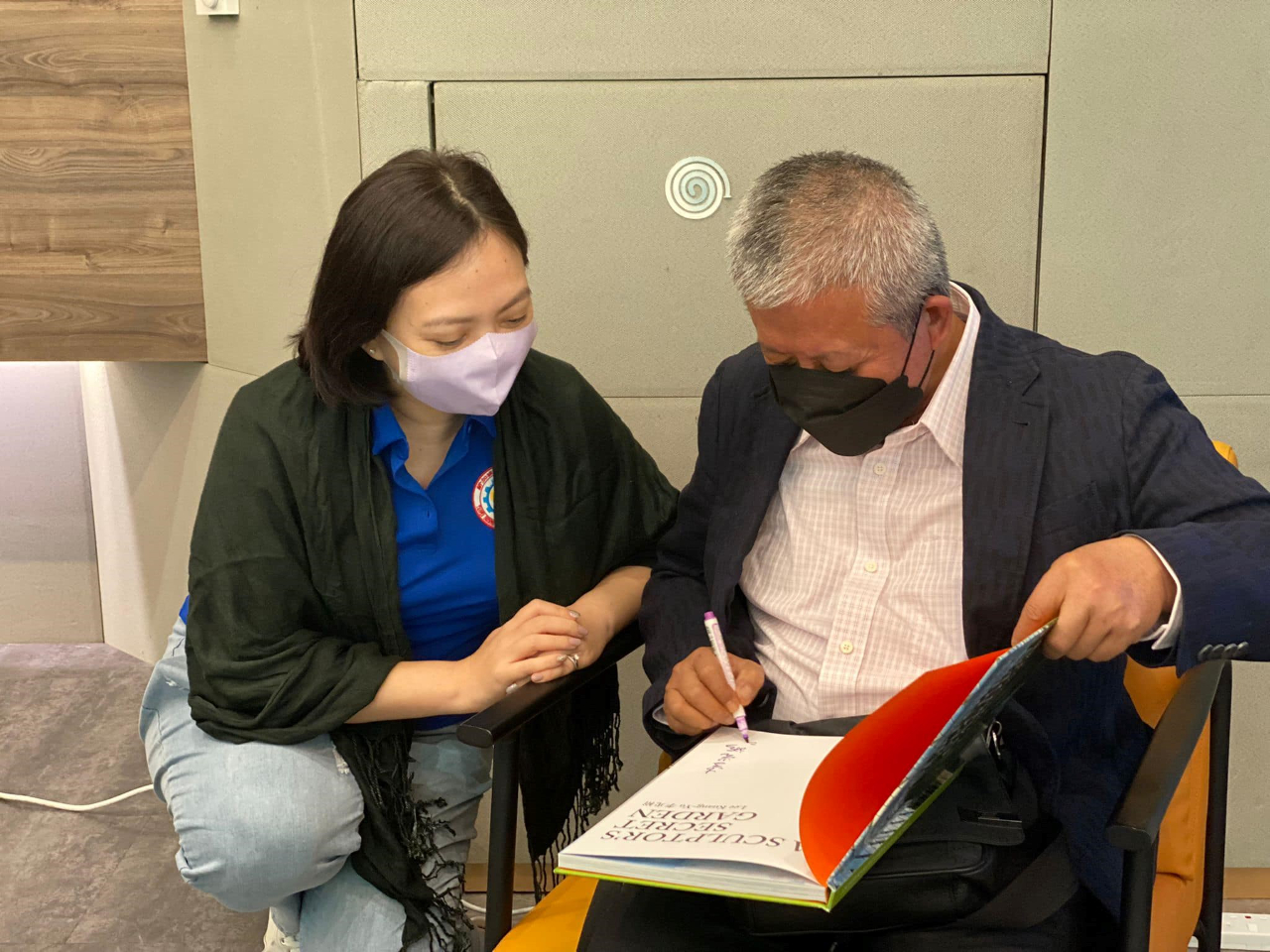 李光裕老師會後為粉絲簽名(111/04/09)