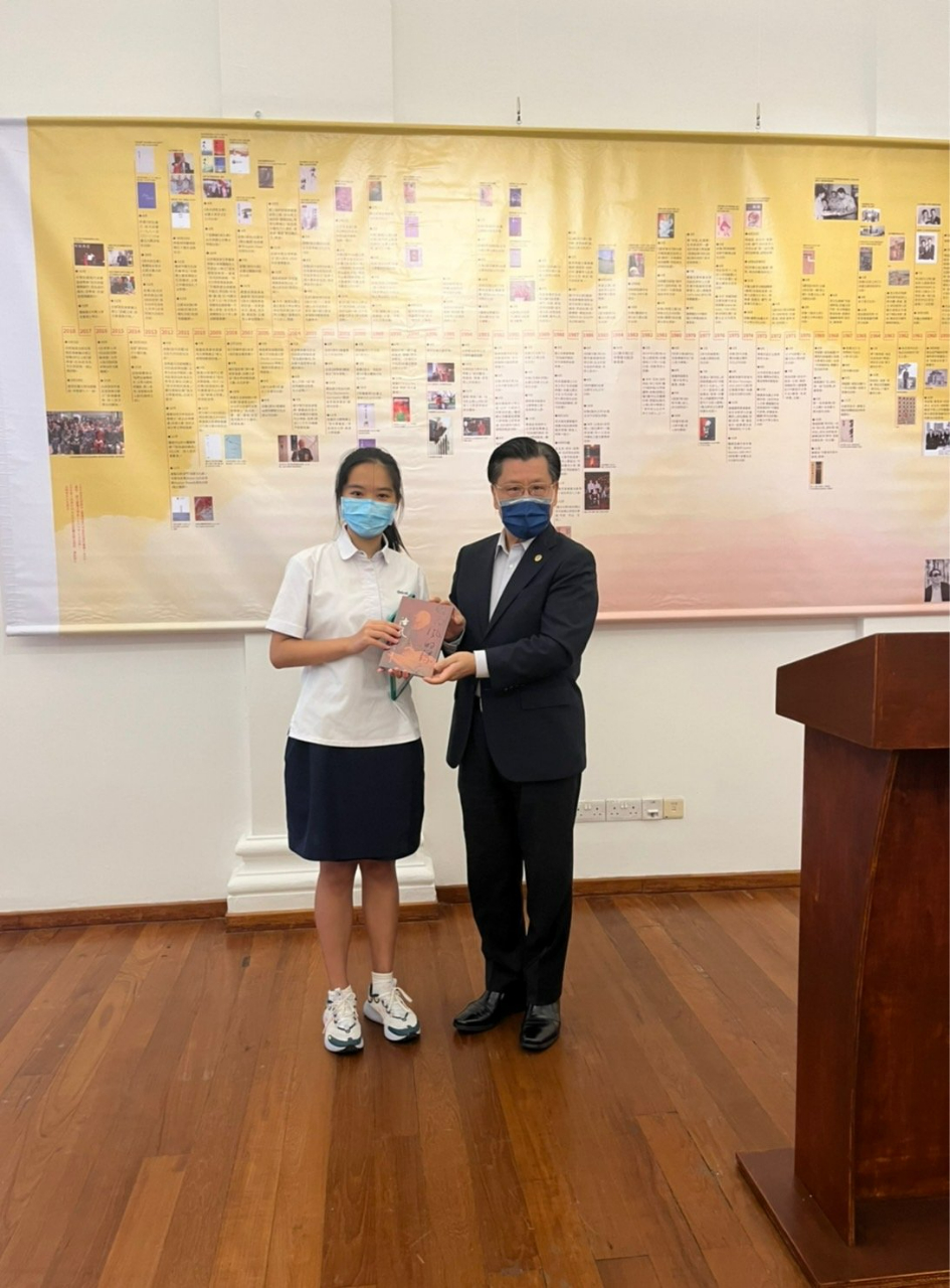 詩魔洛夫詩書影像展：文雅涵同學朗誦"因為風的緣故"，梁大使頒贈洛夫詩書有聲典藏。(111/08/06)