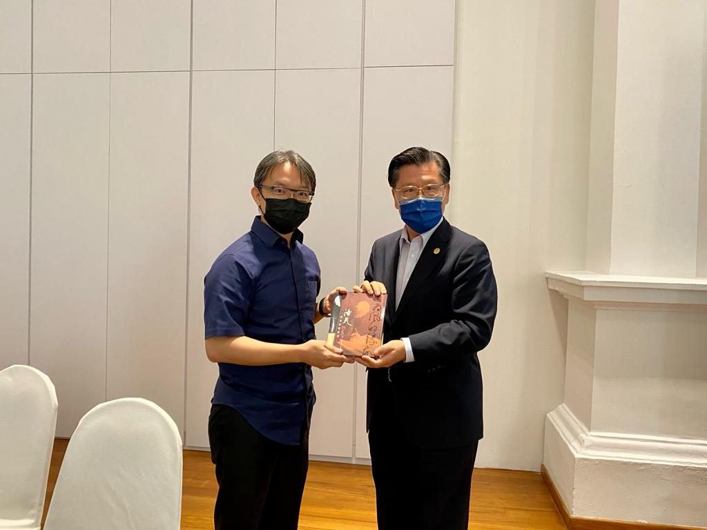 洛夫與新加坡現代詩歌講座：感謝陳志銳老師精彩的"因為風的緣故：看洛夫刮起的詩風與筆鋒"講座，梁大使頒贈洛夫著作。(111/08/06)