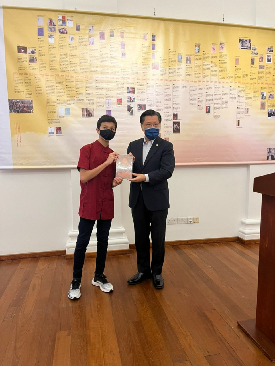 詩魔洛夫詩書影像展：黎義恩同學朗誦"灰的重量"，梁大使頒贈洛夫詩書有聲典藏。(111/08/06)