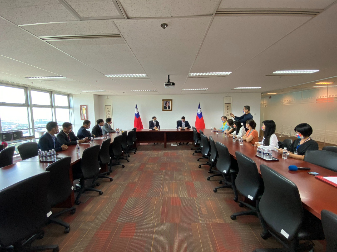 台北市雙語教育參訪團拜會本處，與梁大使國新交換意見。(111/08/22)