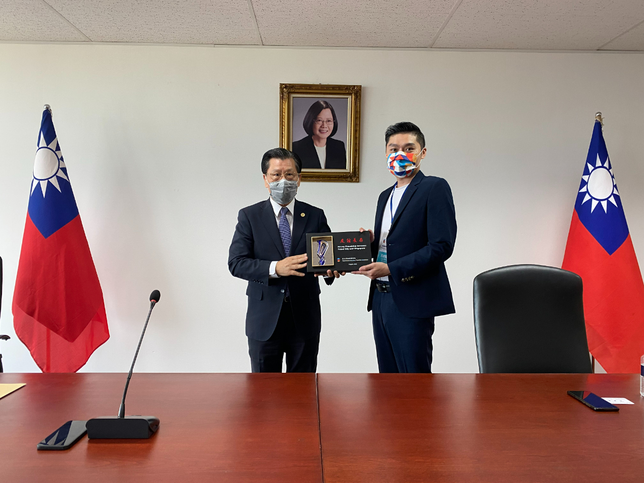 北市府中等教育科專員呂柏毅致贈梁大使紀念牌(111/8/22)