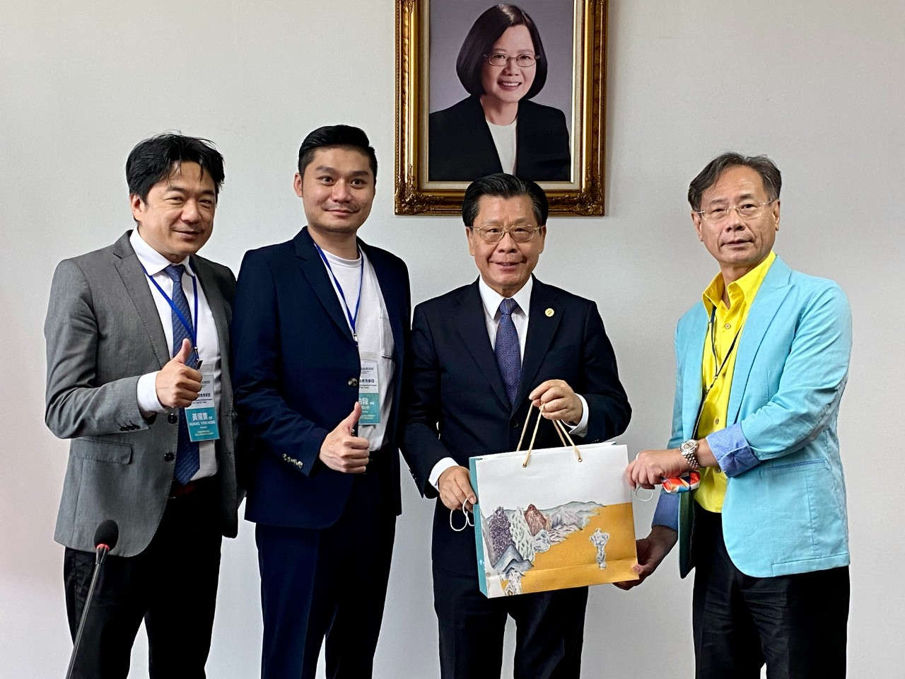 北市府顧問陳清義(右一)、專員 呂柏毅(左二)及民族國小校長黃耀農(左一)與梁大使合影(111/8/22)