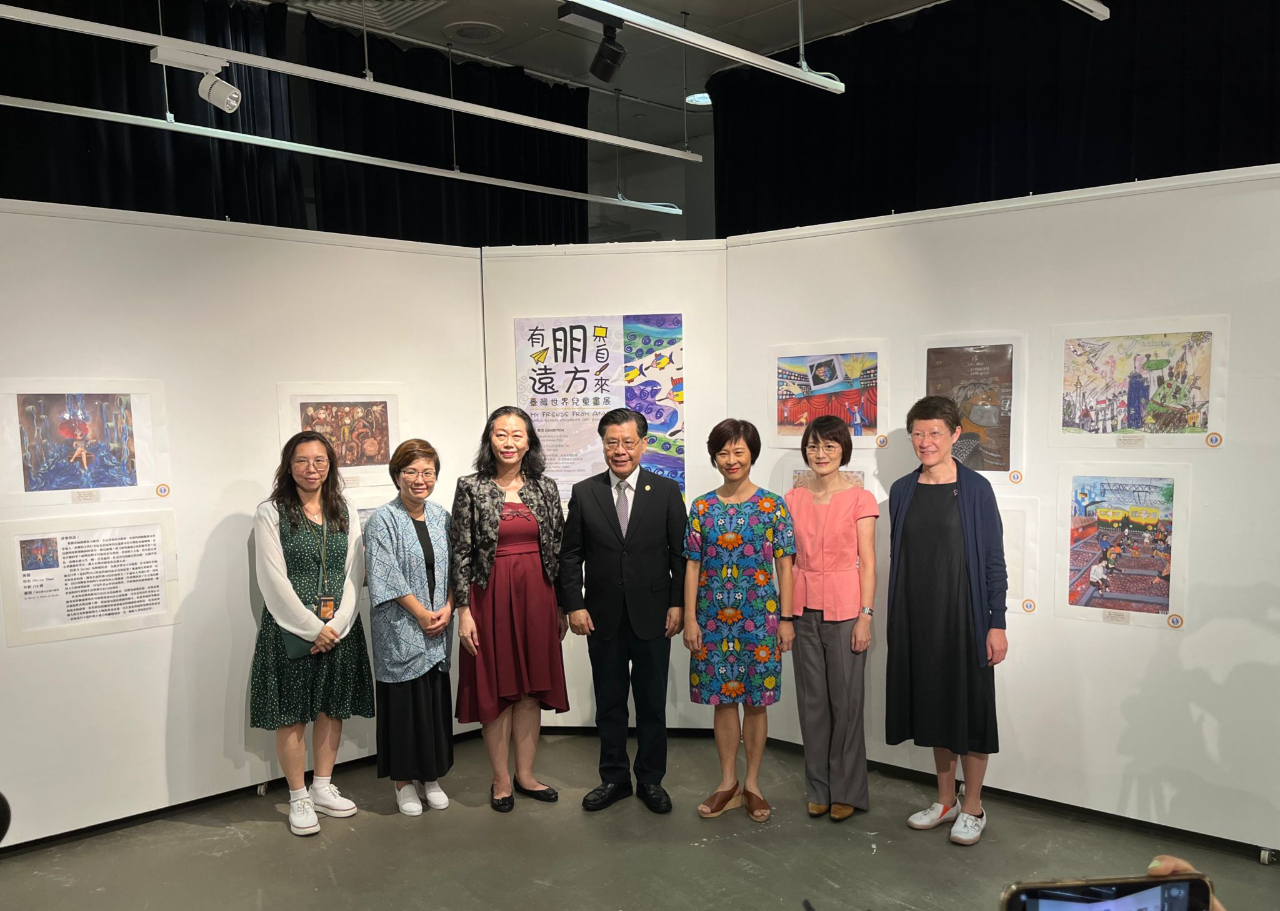 南洋藝術學園校長(右三)與梁大使國新(中)共同主持開幕儀式
