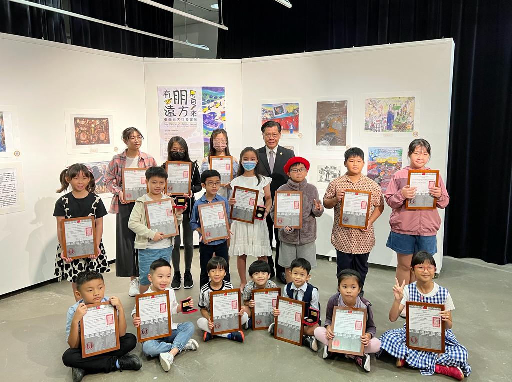 第53屆世界兒童畫展新加坡獲選小小畫家們與梁大使國新合影