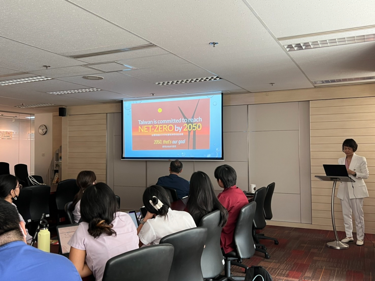 本處楊組長芷宜分享台灣在環保與節能減碳之成果與經驗