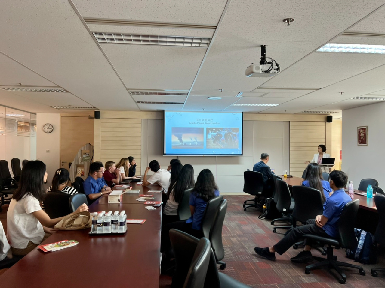 本處楊組長芷宜分享台灣在環保與節能減碳之努力與成果