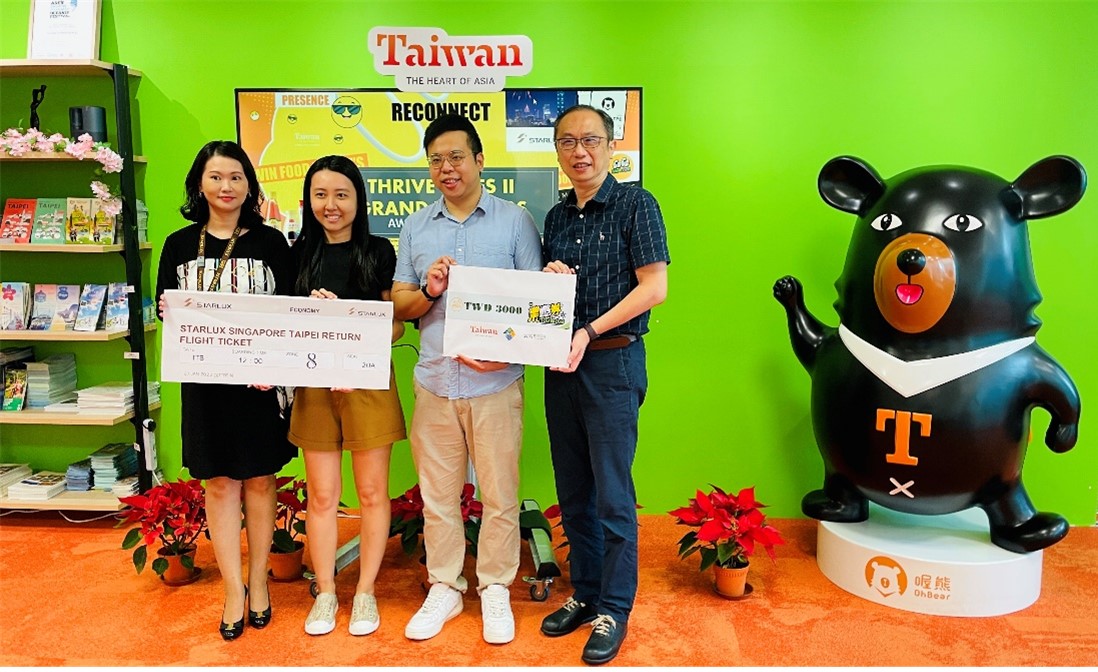 右起：台灣觀光局駐新加坡辦事處鄭智鴻主任/得獎者A-Mr. Swe Hao Yi/得獎者B-Ms. Khor Xing Ying/星宇航空新加坡分公司徐珮珺總經理