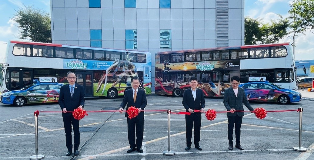 剪綵嘉賓由左至右: 交通部觀光局新加坡辦事處鄭智鴻主任、駐新加坡台北代表處梁國新大使、SBS Transit/CEO/Mr. Lim Tien Hock、Moove Media/ Vice President /Mr. Kenneth Leong