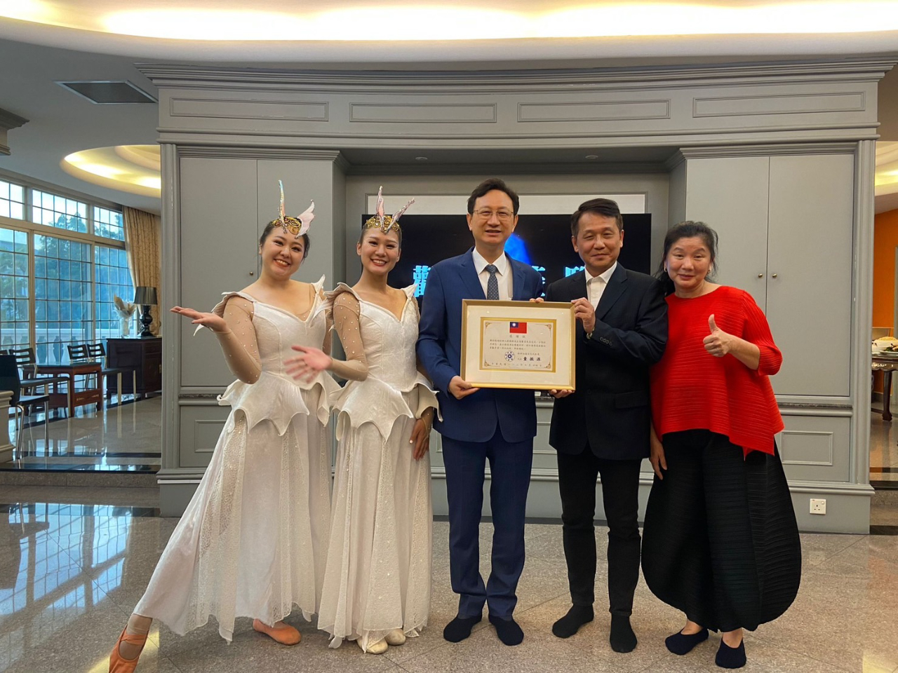 童大使頒發感謝狀給舞鈴劇場，感謝舞鈴劇場到代表處官邸演出非常精彩的現場示範，促進台星藝術文化交流！(20230725)