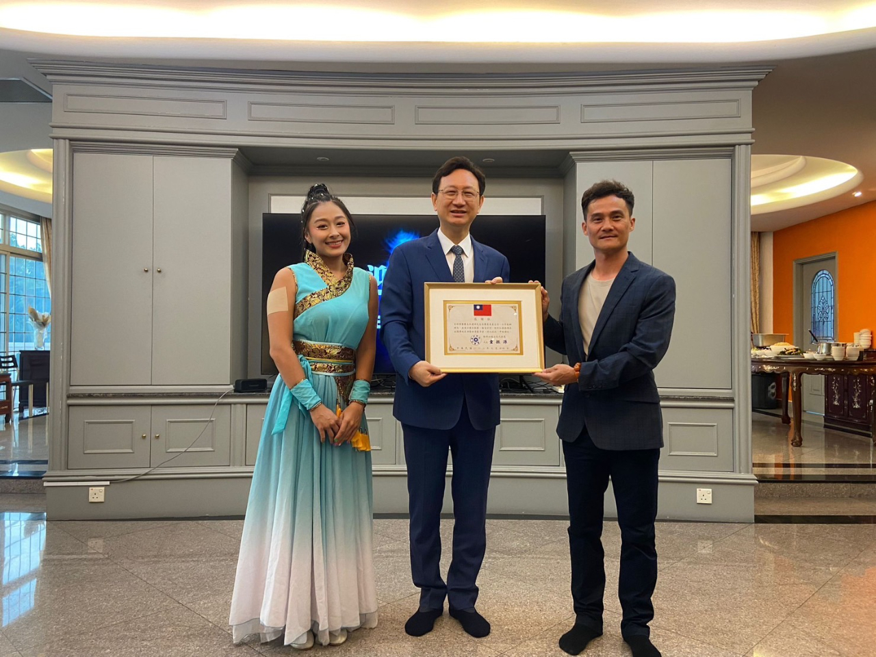 童大使頒發感謝狀給宋坤傳藝，感謝舞鈴劇場到代表處官邸演出非常精彩
的現場示範，促進台星藝術文化交流！(20230725)
