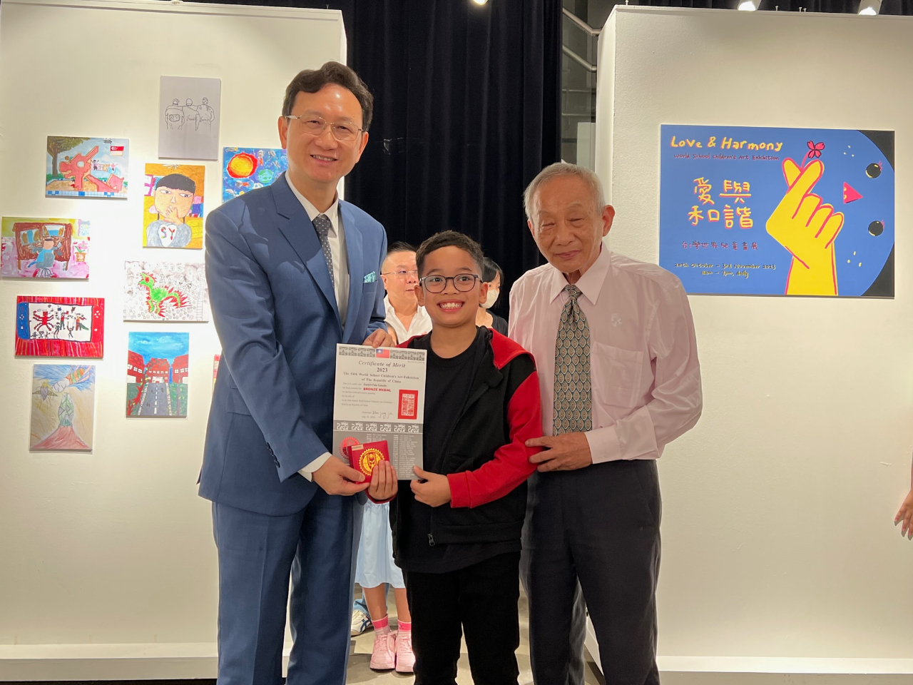 童大使與ROC兒美教育學會榮譽理事長盧安來共同為參與54屆世界兒童畫展星國得獎學童頒獎 (112/10/20)