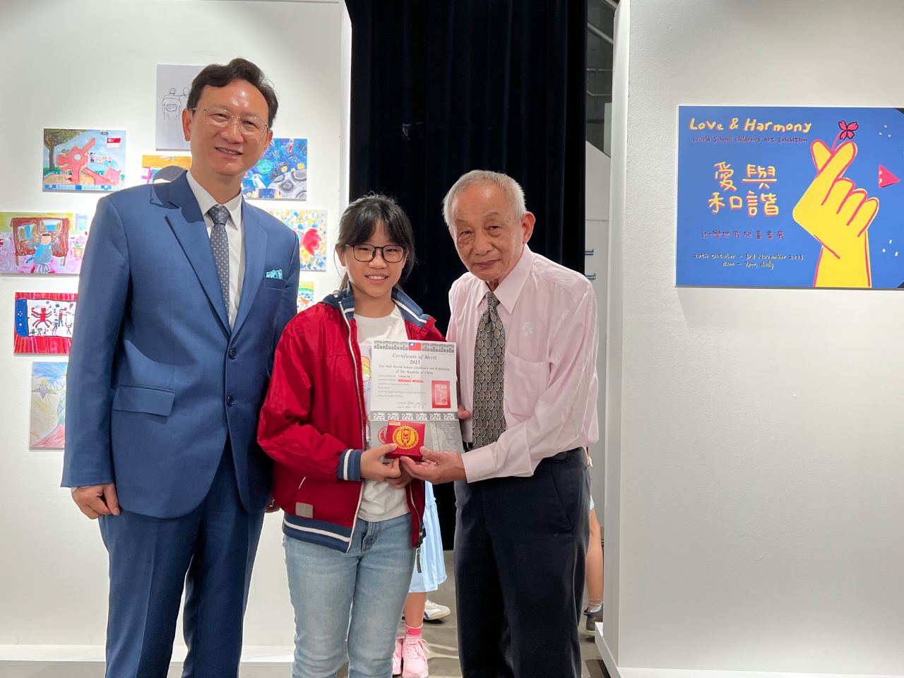 童大使與ROC兒美教育學會榮譽理事長盧安來共同為參與54屆世界兒童畫展星國得獎學童頒獎 (112/10/20)