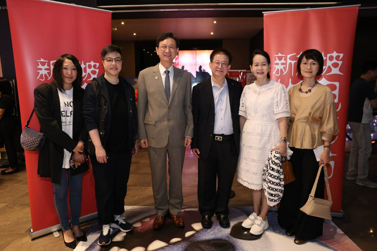 童振源大使與蔡靜怡組長出席2025年「新加坡華語電影節」開幕典禮，並與導演黃熙、製作人方瑄及新加坡電影協會主席陳繼賢夫婦合影留念(2025.04.25)