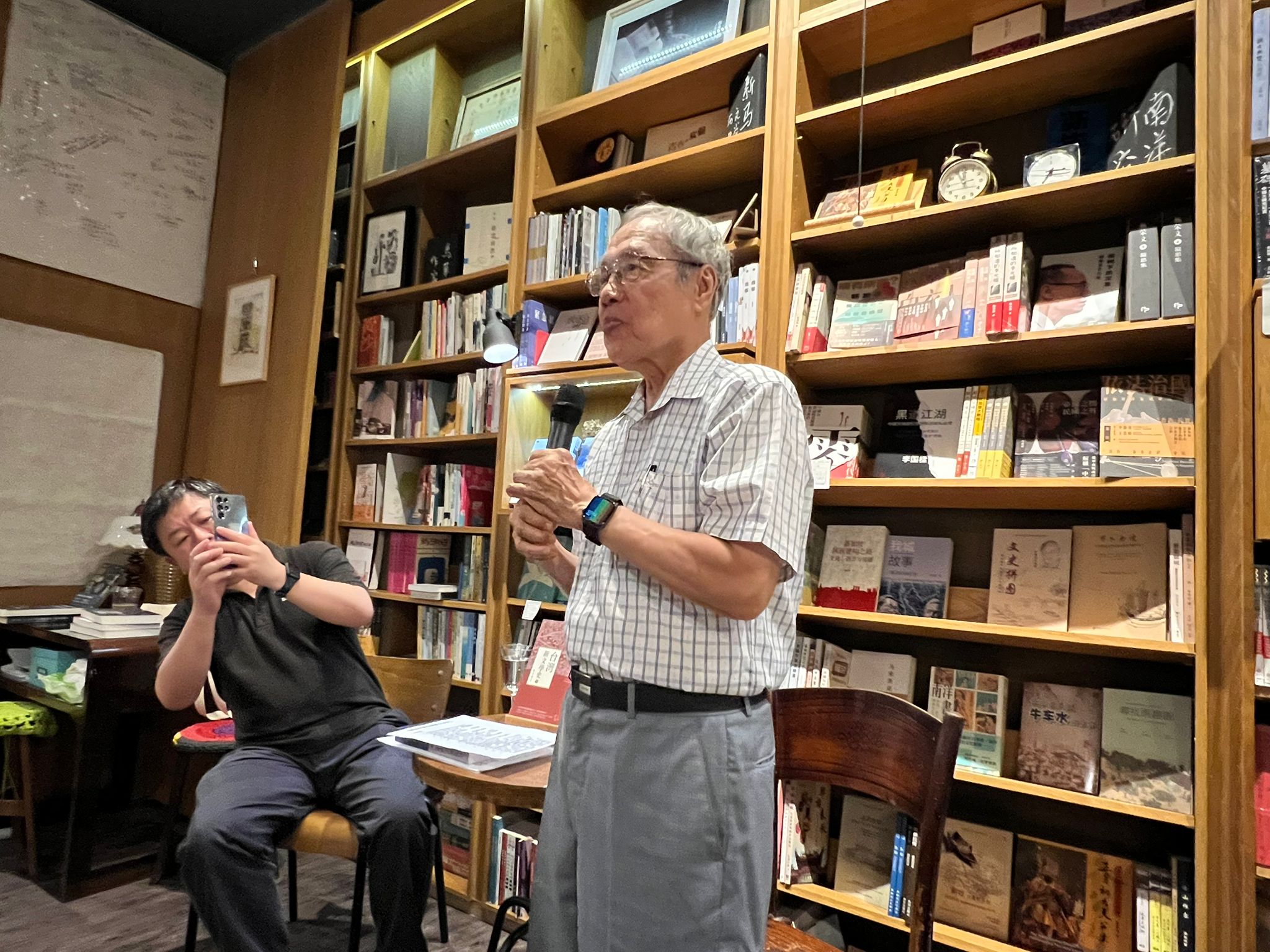 新加坡草根書室舉辦「我如何完成《台灣新文學史》」座談會，由陳芳明老師主講(20250918)