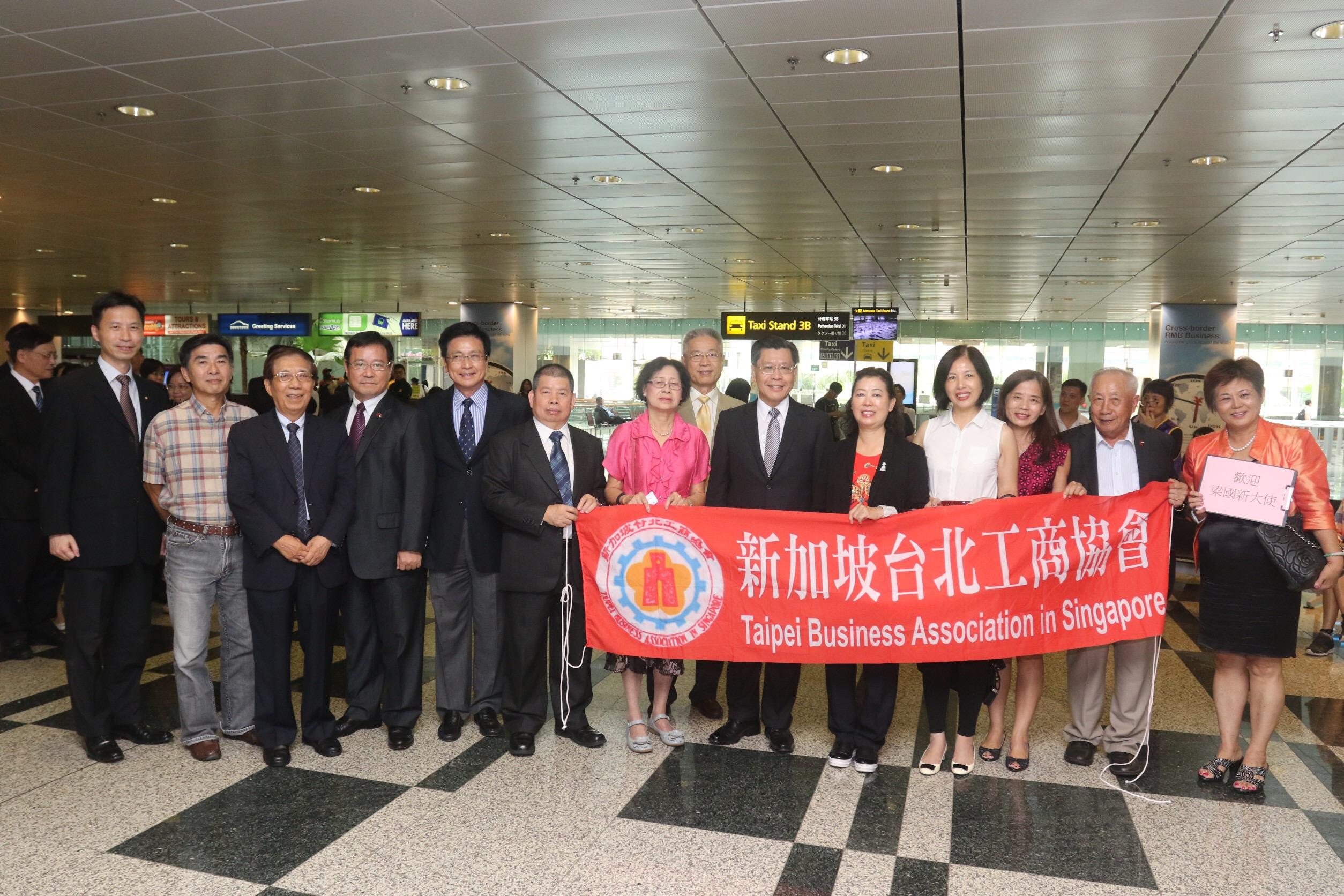 Taiwan Compatriots Welcome Representative Fran... - Taipei Representative  Office in the Republic of Singapore 駐新加坡台北代表處