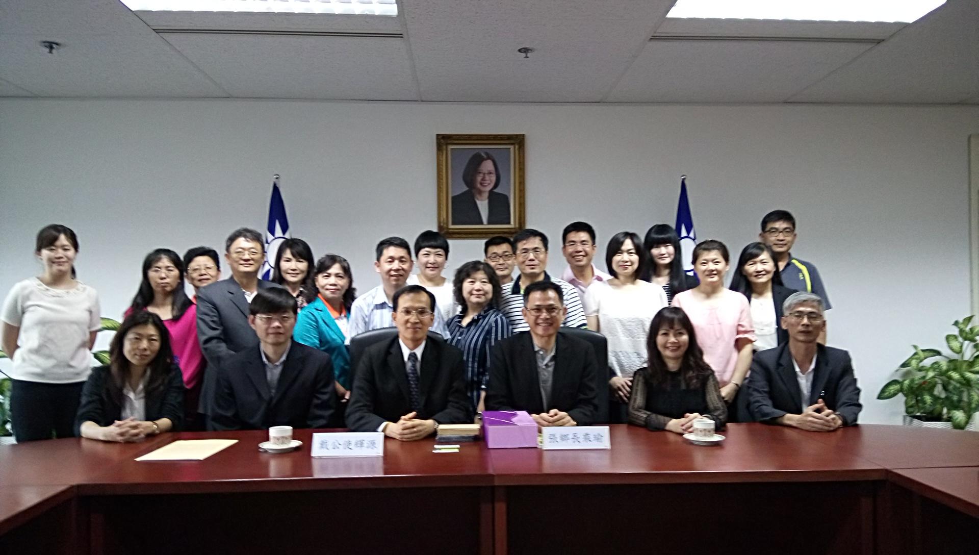 Delegation led by Pusin Township Mayor Chang Cheng-yu (right third) called on Deputy Representative Steven Tai (left third) (March 5 2018)