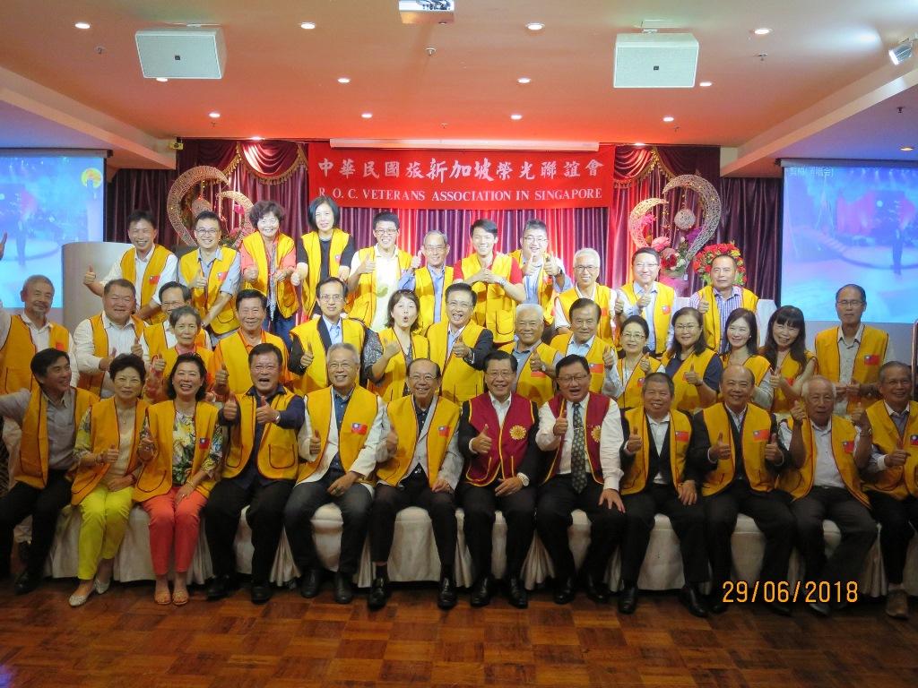 Group photo of Representative Francis Liang (front row, sixth from right) and members of the R.O.C. Veterans Association in Singapore.