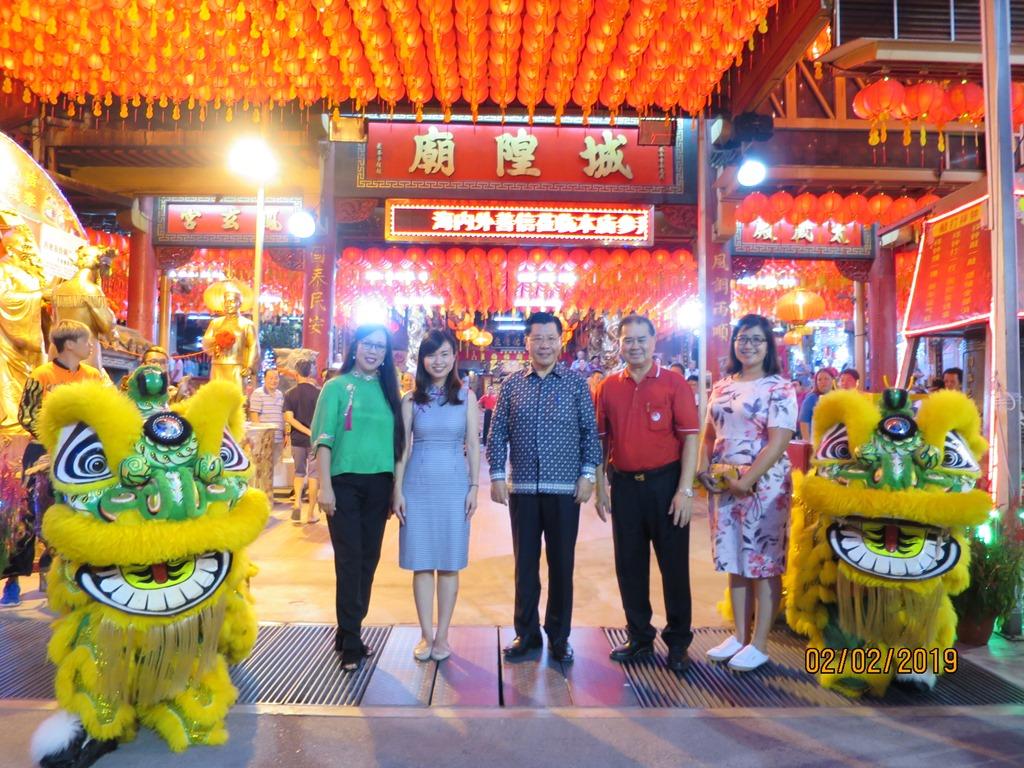 Representative Francis Kuo-Hsin Liang (third from right),  Singapore Member of Parliament Tin Pei Ling (second from left) and Mr. Tan Thiam Lye (second from right), Honorary Secretary of the Lorong Koo Chye Sheng Hong Temple Association, at the temple’s Spring Festival (Lunar New Year) light-up cum temple fair. (2nd Feb. 2019)
