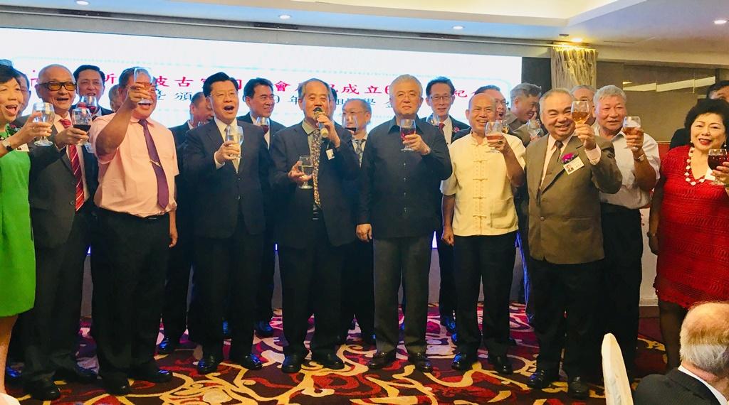 Representative Francis Liang (fourth from left), Koh Leng Association’s President Lee Chye Hong (fifth from left) and President of the Singapore Kim Mui Hoey Kuan Chua Kee Seng (sixth from left) lead the executive members of the Koh Leng Association to propose a toast to all the guests. (2019/06/15)