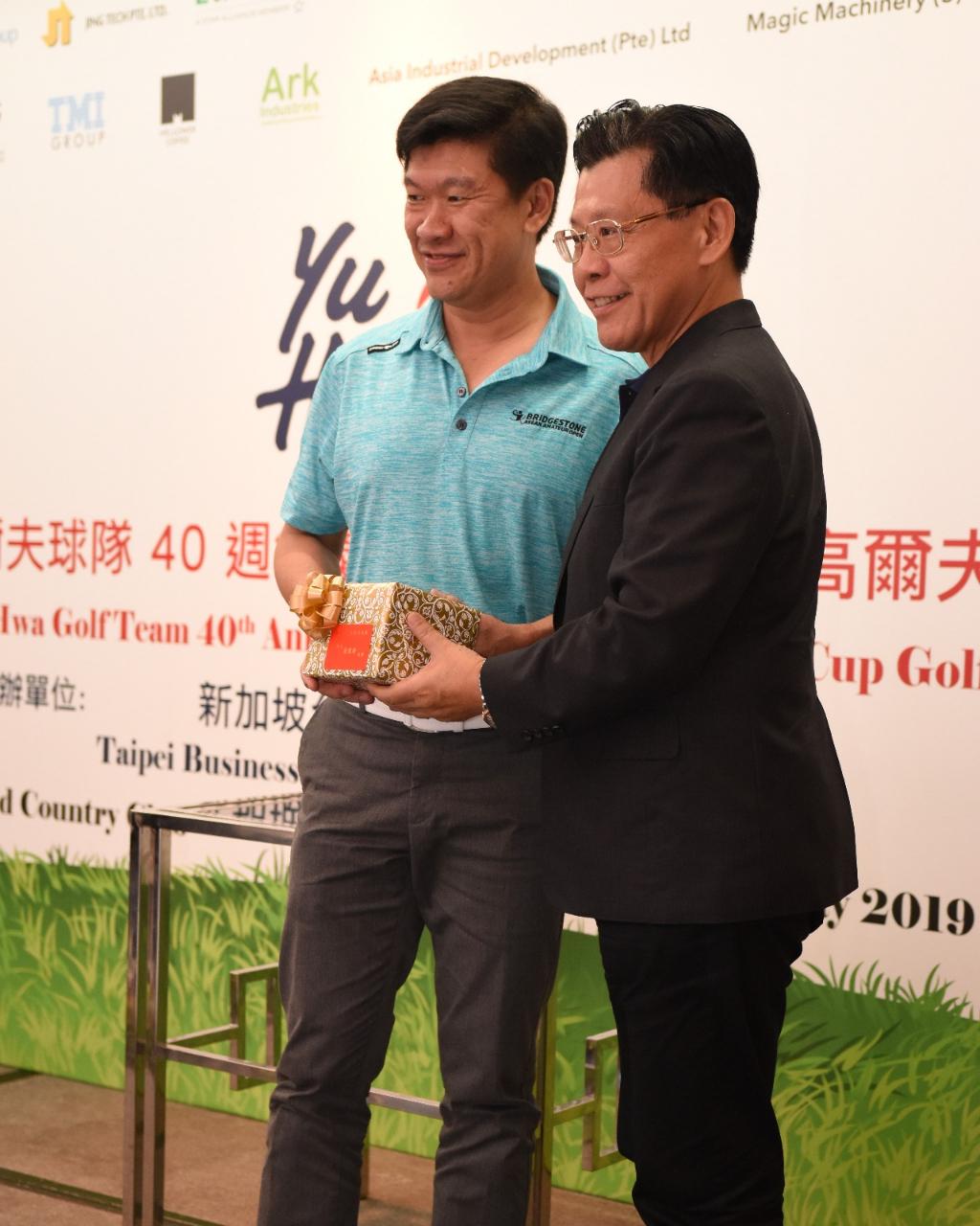 Representative Liang (right) presenting a prize to a lucky draw winner (2019/05/30)

