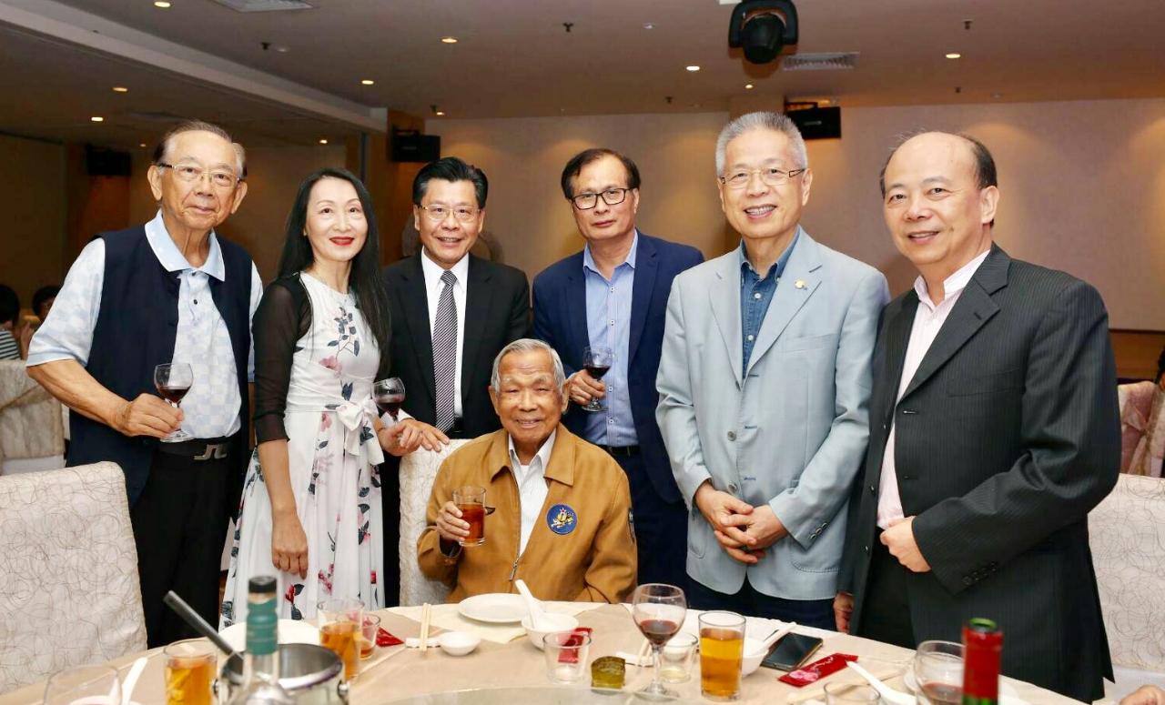 roup photo of Representative Liang (back row, third from left) with Mr. He Yongdao, a 99-year-old former Flying Tiger pilot, and other VIP guests at the 14th anniversary dinner celebration of the R.O.C. Veterans Association in Singapore. (2019/07/01)