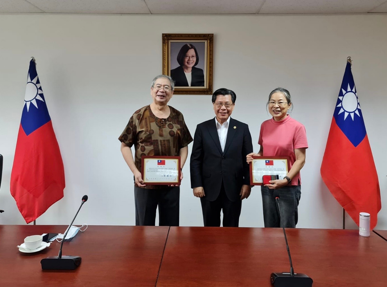 Representative Francis Kuo-Hsin Liang (middle) of the Taipei Representative Office in Singapore, presented appreciation certificates to the artists Chern Lian Shan (left) and Loo Ray Mei (right) (2020/10/23)