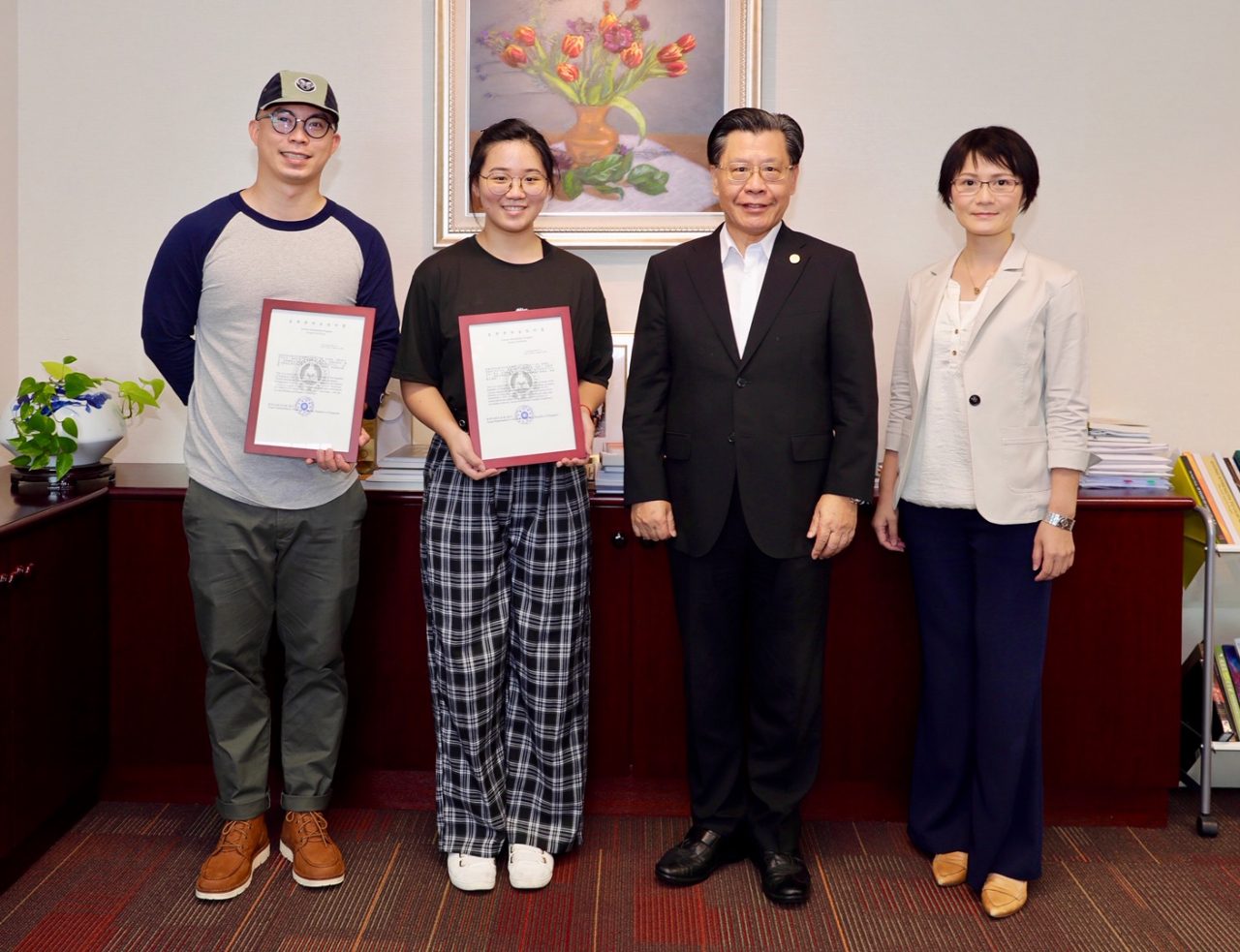 Representative Francis Kuo-Hsin Liang, (second from the right) of the Taipei Representative Office in Singapore, presented certificates to 109 MOE Taiwan Scholarship Singapore recipients.(109/08/07)