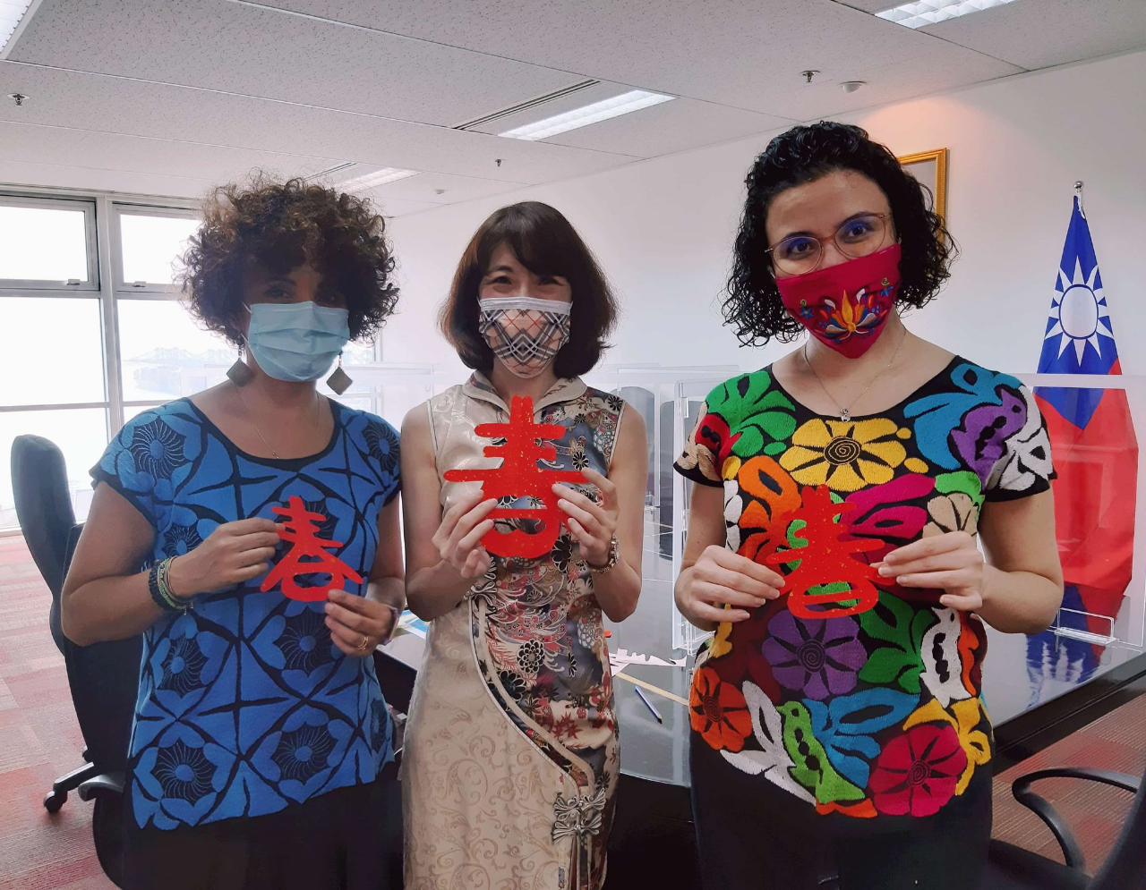 After the photo exhibition, Mexican ladies doing paper cutting for Lunar New Year (2021/02/03)