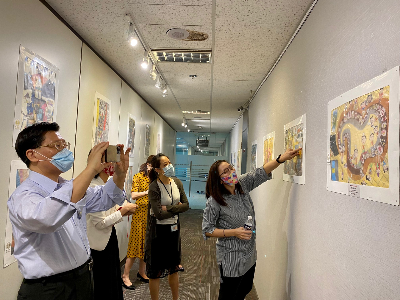 Project Coordinator Ms. Oscar Ng is sharing children's thoughts from their drawings. (2021/06/22)