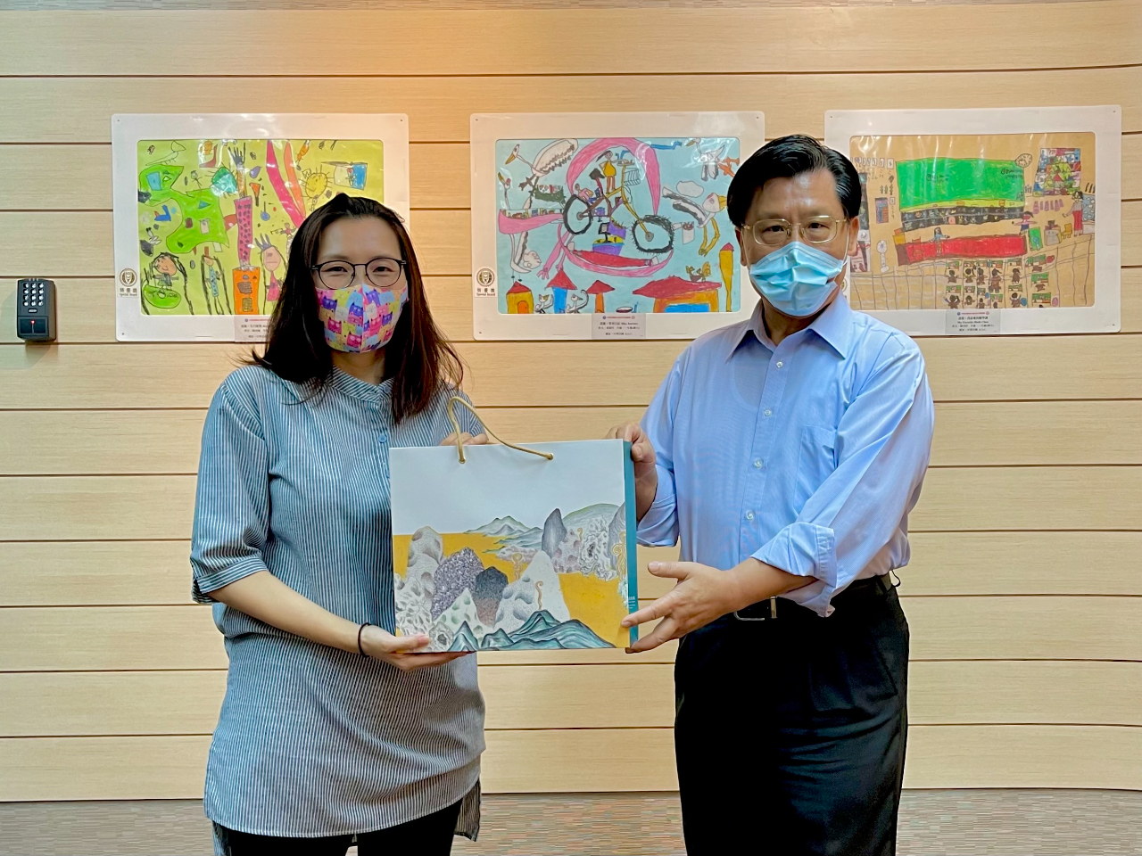 Representative Liang (left) is presenting a gift to thank the great effort done by Ms. Oscar Ng. (2022/06/22) 
