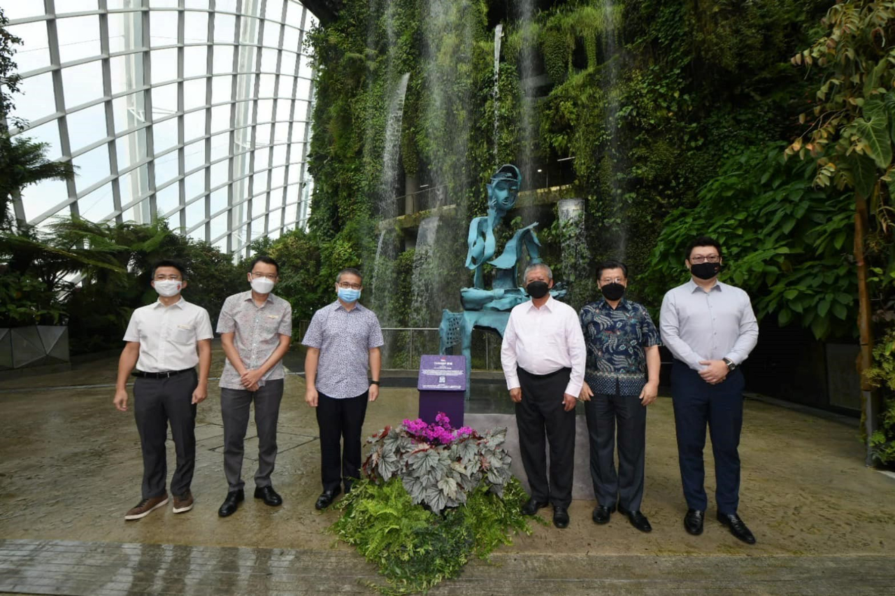 Singapore’s Minister for Culture, Community and Youth, Edwin Tong (third from left) and Taiwan’s sculptor Lee Kuang-Yu (fourth from left), flanked by Representative Francis Liang (fifth from left), President of the Taipei Business Association in Singapore James Yang (extreme right), and Gardens by the Bay CEO Felix Loh and Deputy CEO Lee Kok Fatt (second and first from left) at the unveiling of the plaque for the gift of “Thinker”, the latest addition to the permanent collection of world class sculptures at Gardens by the Bay.